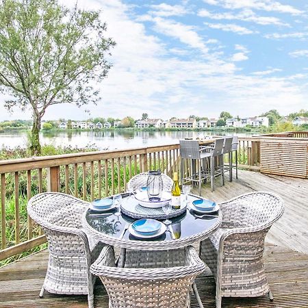 Coot Cottage - Holiday House With Fantastic Lake Views Somerford Keynes 外观 照片