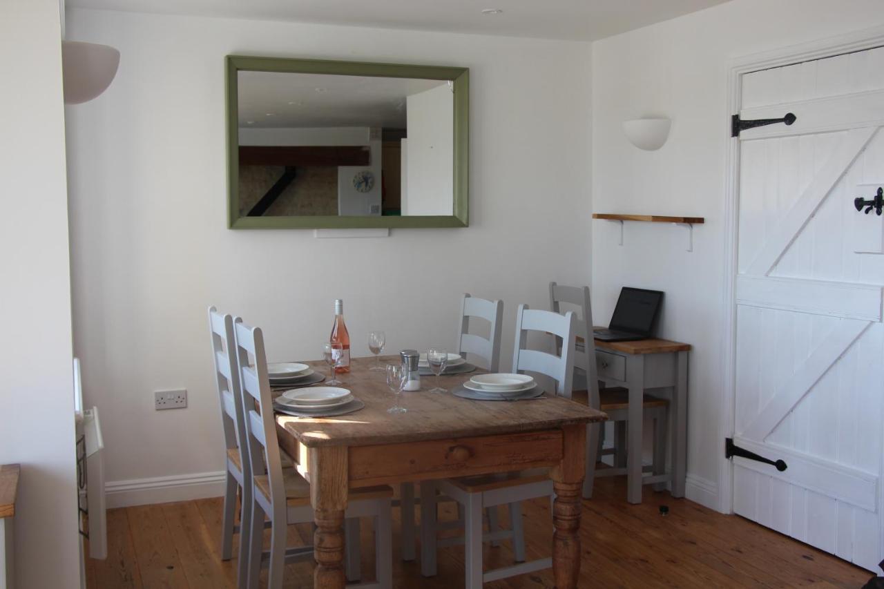 Coot Cottage - Holiday House With Fantastic Lake Views Somerford Keynes 外观 照片