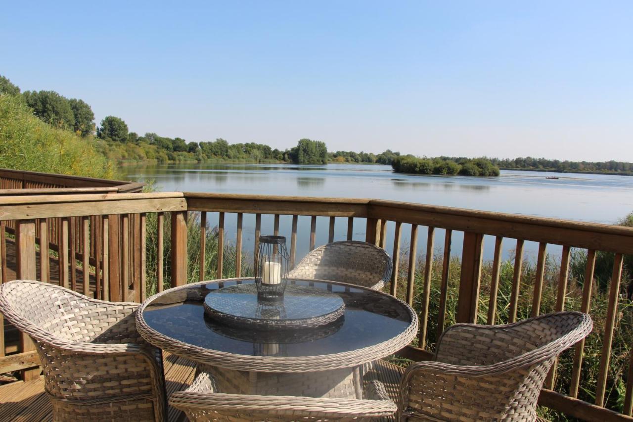 Coot Cottage - Holiday House With Fantastic Lake Views Somerford Keynes 外观 照片