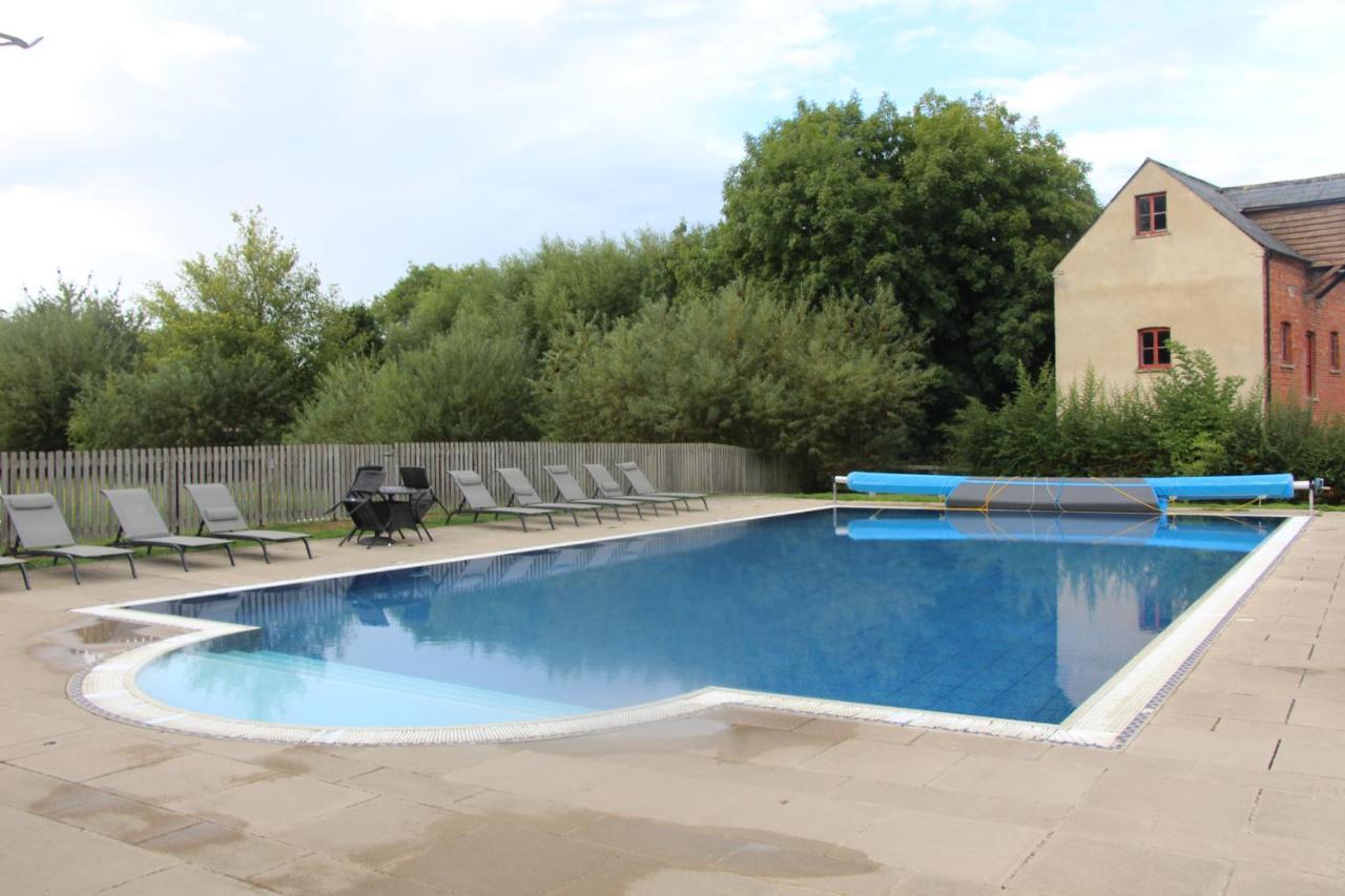 Coot Cottage - Holiday House With Fantastic Lake Views Somerford Keynes 外观 照片