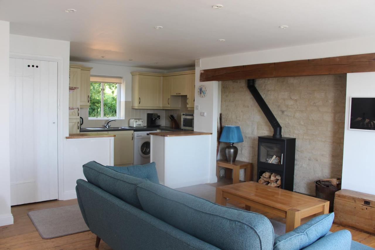 Coot Cottage - Holiday House With Fantastic Lake Views Somerford Keynes 外观 照片