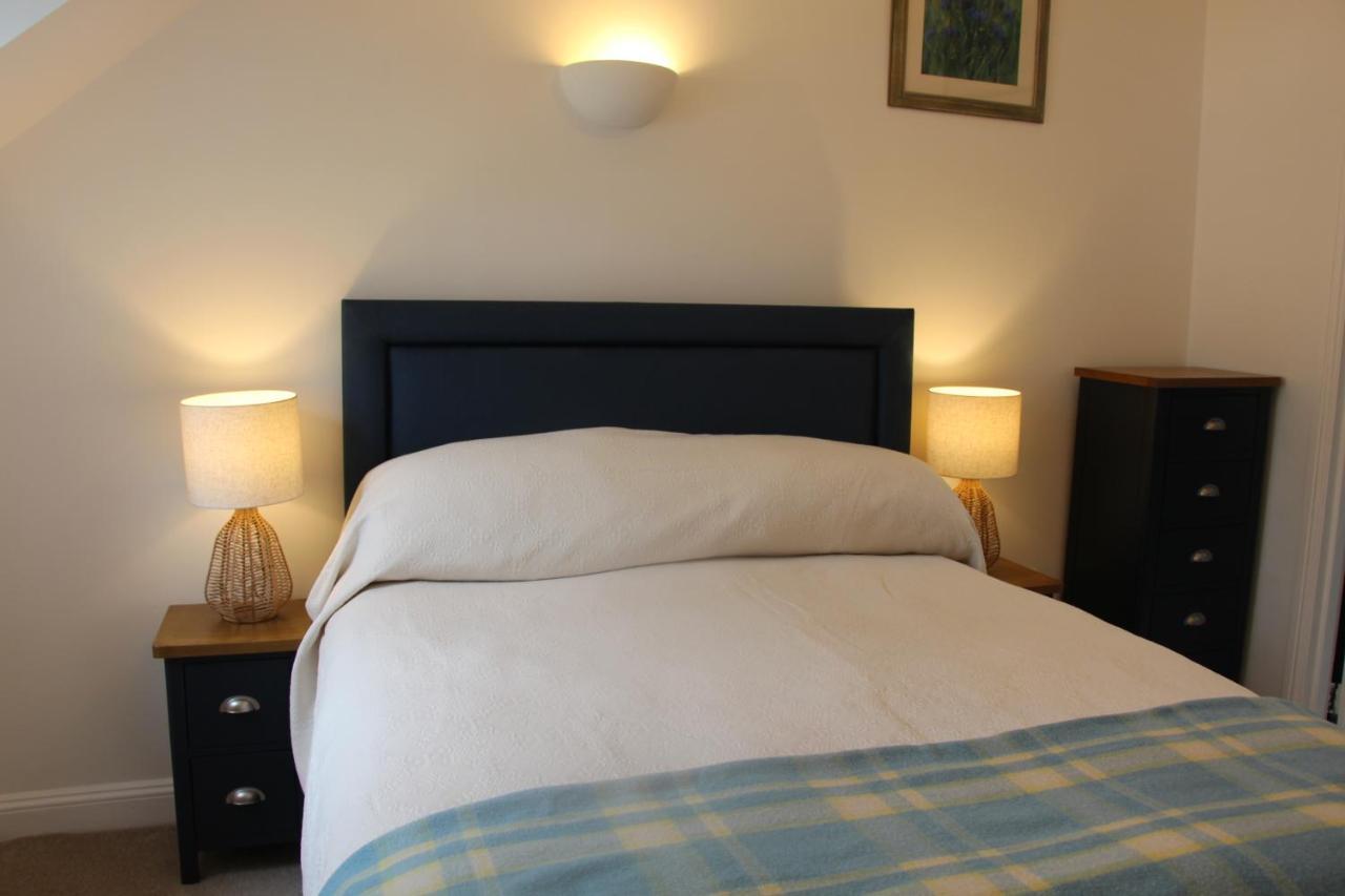 Coot Cottage - Holiday House With Fantastic Lake Views Somerford Keynes 外观 照片