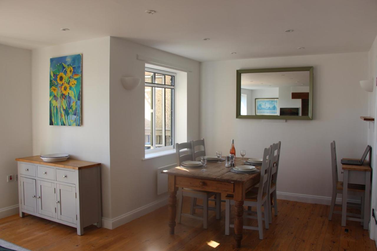 Coot Cottage - Holiday House With Fantastic Lake Views Somerford Keynes 外观 照片