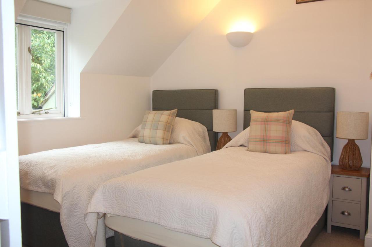 Coot Cottage - Holiday House With Fantastic Lake Views Somerford Keynes 外观 照片