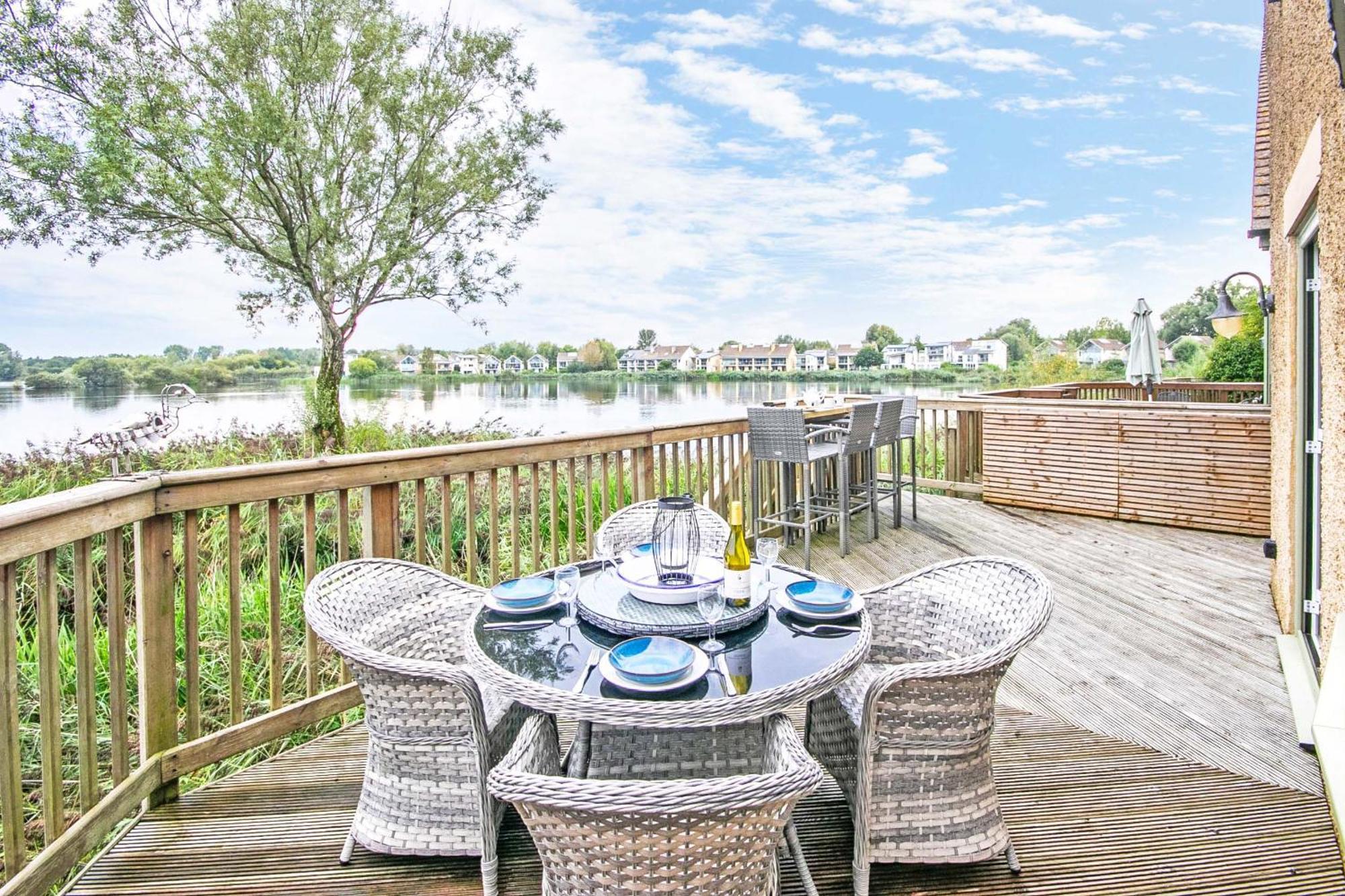 Coot Cottage - Holiday House With Fantastic Lake Views Somerford Keynes 外观 照片