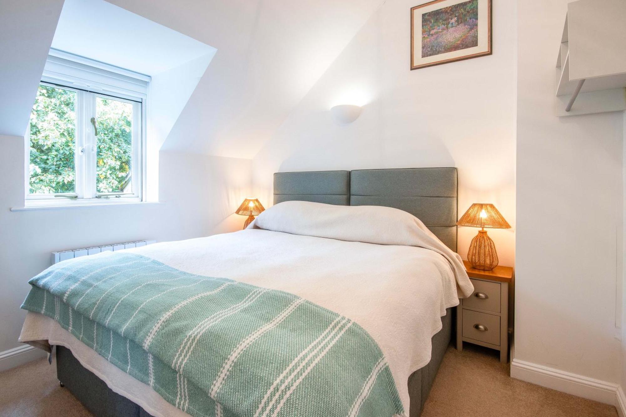 Coot Cottage - Holiday House With Fantastic Lake Views Somerford Keynes 外观 照片