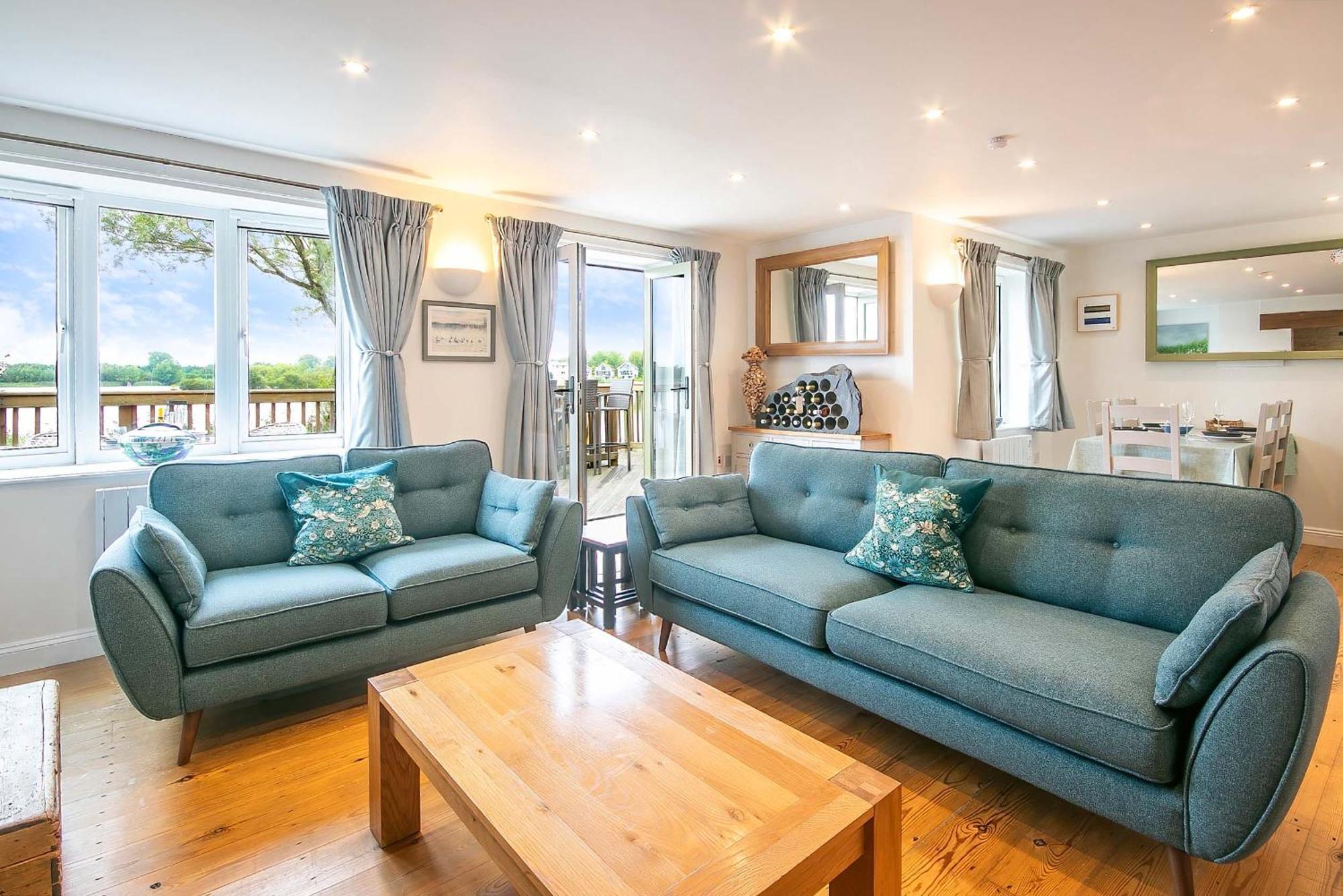 Coot Cottage - Holiday House With Fantastic Lake Views Somerford Keynes 外观 照片