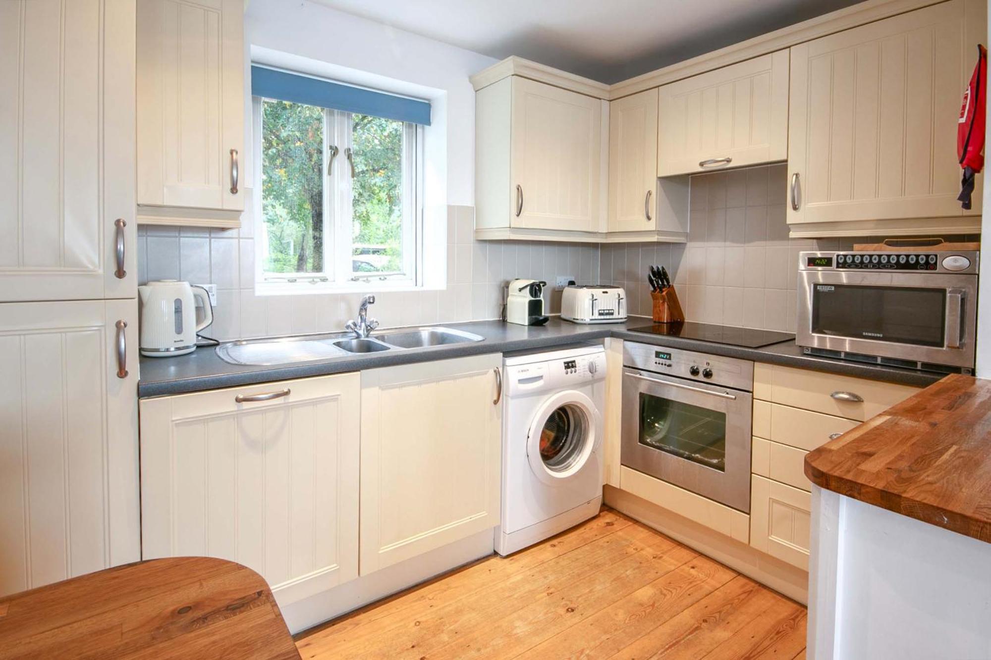 Coot Cottage - Holiday House With Fantastic Lake Views Somerford Keynes 外观 照片