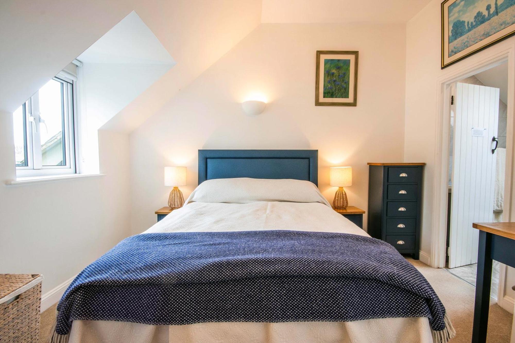 Coot Cottage - Holiday House With Fantastic Lake Views Somerford Keynes 外观 照片