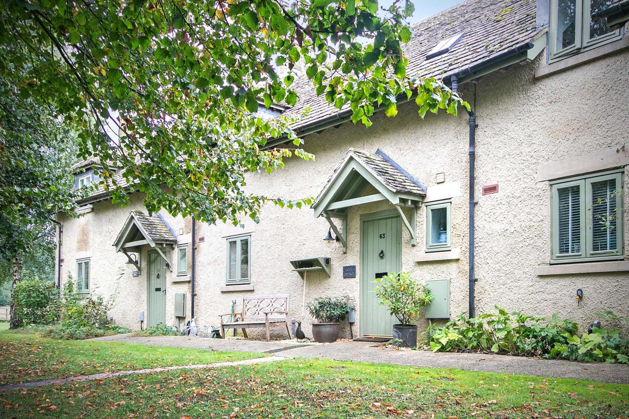 Coot Cottage - Holiday House With Fantastic Lake Views Somerford Keynes 外观 照片